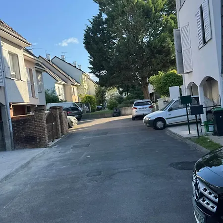 15 Min De Paris, 5 Minutes A Pieds Rer Dans Zone Pavilonnaire Appartement *